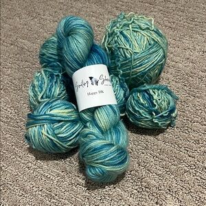 Smiling Sheep brand
Happy DK base
Good Vibrations color
1000m